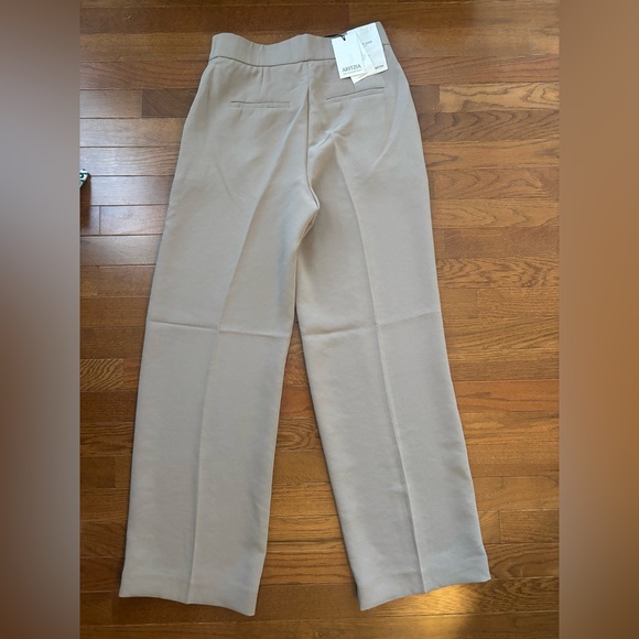 Aritzia NWT crepe limitless pant
Never worn, size 4 short in Nomad Taupe - Picture 11 of 15